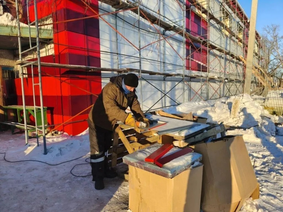 В п. Мирный завершаются работы по капитальному ремонту спортзала