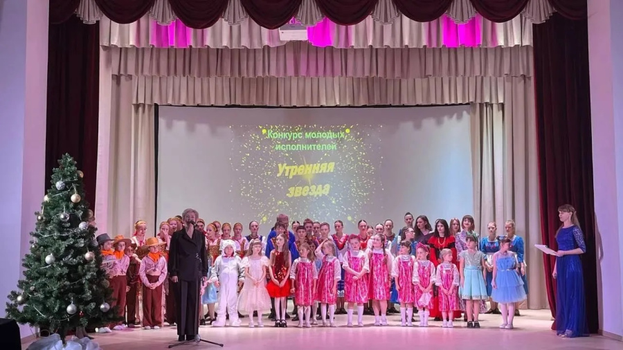 33 раз фестиваль "Утренняя звезда" собрал на сцене РДК творческих детей Родинского района. Яркое событие стало настоящим праздником в светлое Рождество