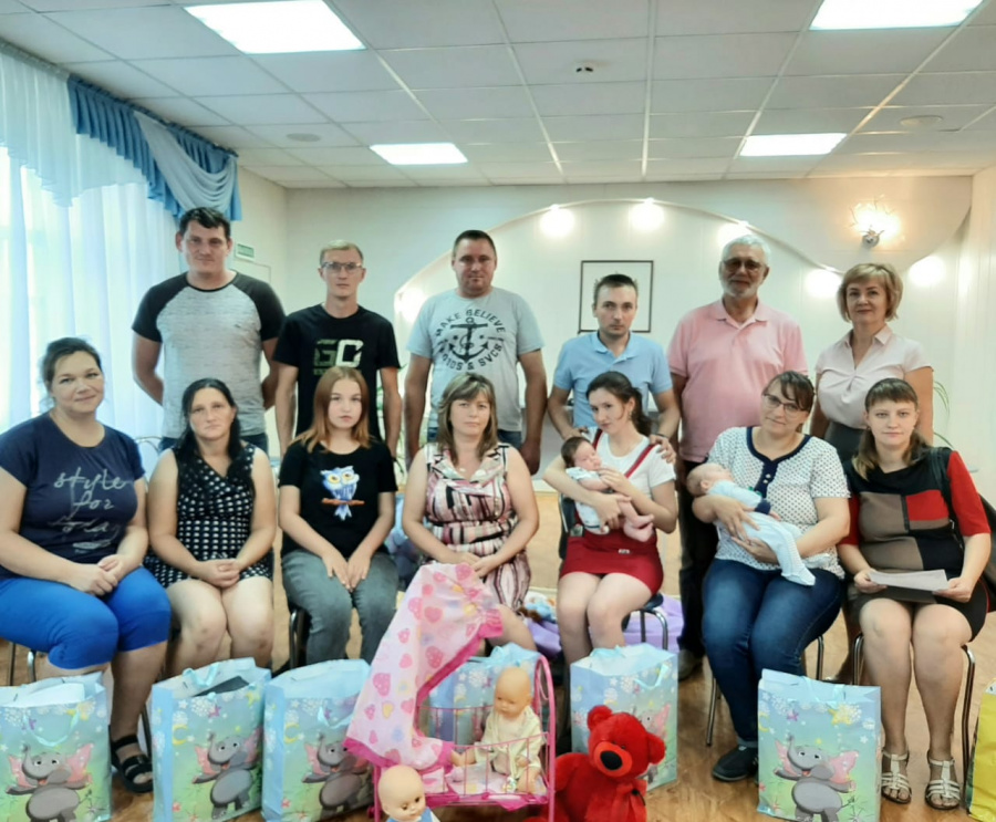 В секторе ЗАГС по Родинскому району состоялось торжественное вручение подарков новорожденным