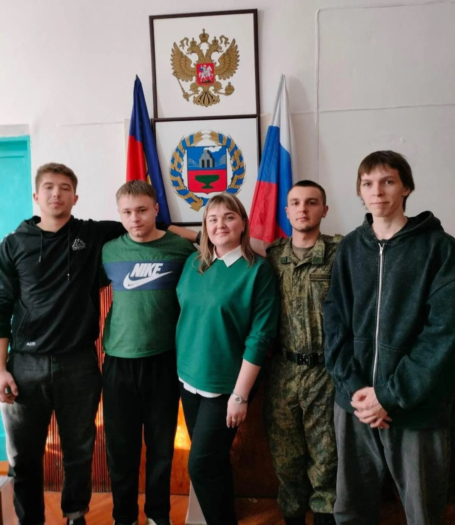 В преддверии Дня призывника, инспектор ВУС Администрации Мирненского сельсовета Альбина Казакова организовала  встречу с будущими новобранцами в Российскую армию – Сергеем Поползиным, Владимиром Зотиным, Максимом Сохадзе