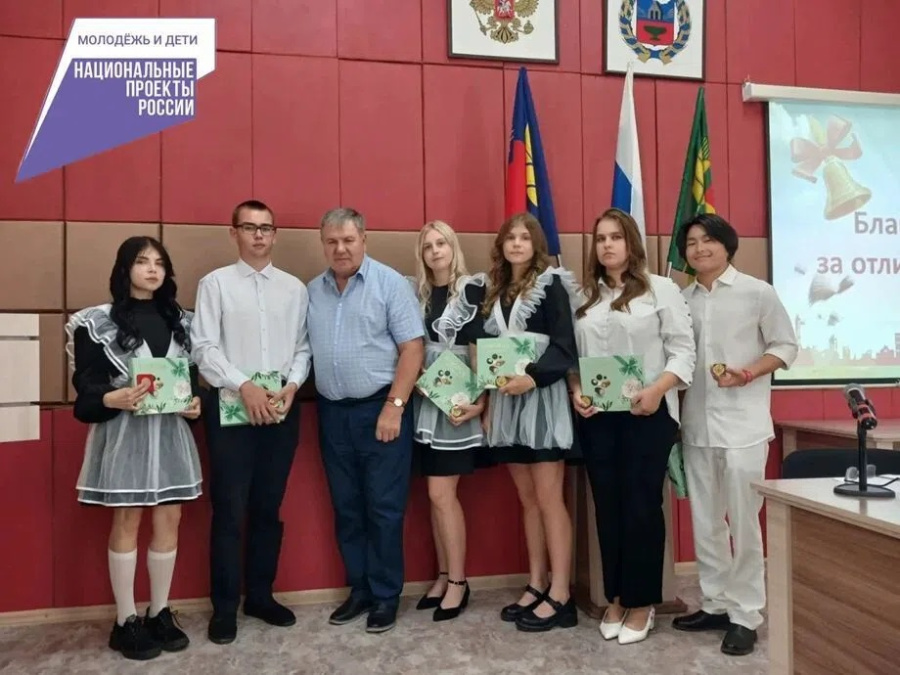 Поздравляем выпускников, родителей и педагогов с завершением основного периода экзаменационной кампании
