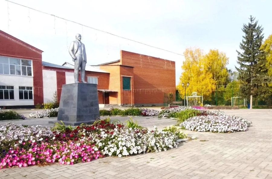 Отличный пример  благоустройства центральных площадей в летний период в Степном и Мирном.