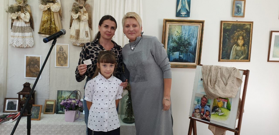 Народный мастер Алтайского края Татьяна Козырева представила в залах Родинского районного музея имени А. С. Цыбинова новую выставку авторских работ. Народный мастер Алтайского края Татьяна Козырева представила в залах Родинского районного музея имени А. С. Цыбинова новую выставку авторских работ.
