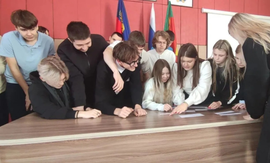 В рамках месячника молодого избирателя, с учащимися 9 и 11 классов РСОШ № 2 встретились организатор выборов в Родинском районе Ирина Тяпшева и председатель Родинской территориальной избирательной комиссии Татьяна Голубь В рамках месячника молодого избирателя, с учащимися 9 и 11 классов РСОШ № 2 встретились организатор выборов в Родинском районе Ирина Тяпшева и председатель Родинской территориальной избирательной комиссии Татьяна Голубь