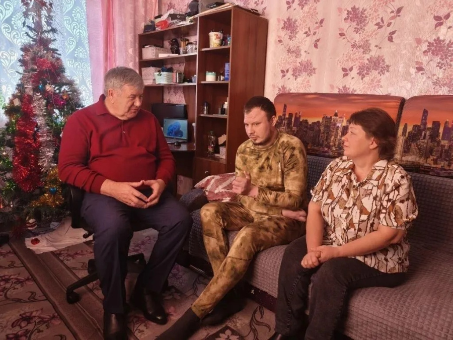 Участники специальной военной операции, находящиеся в зоне СВО, госпиталях и отпусках, всегда под пристальным вниманием Администрации Родинского района и организационного комитета по вопросам помощи участникам СВО и их семьям