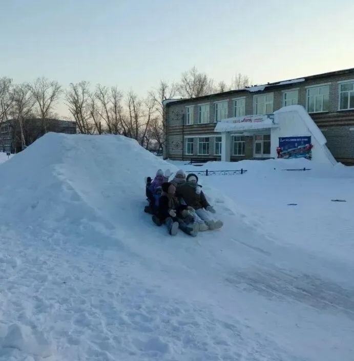 Зимние забавы стали радостью для детей и их семей благодаря добрым людям