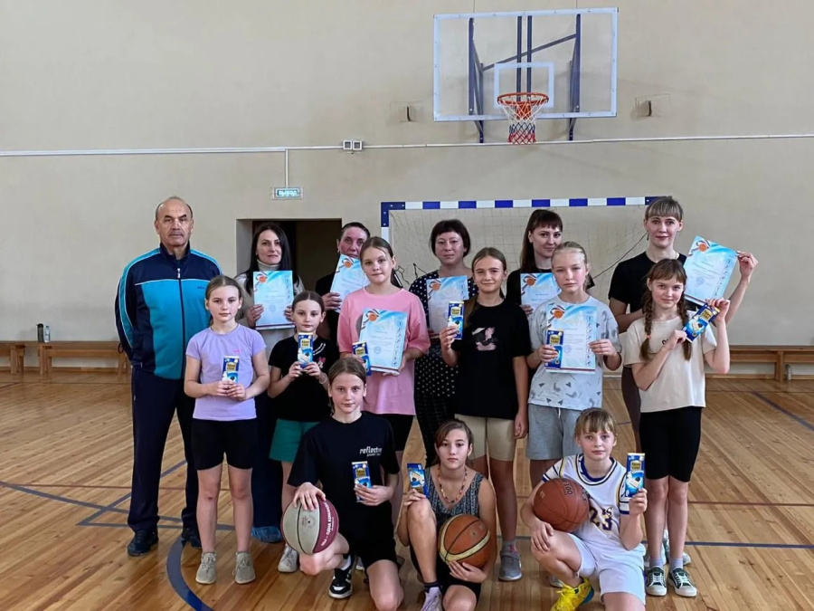 В рамках месячника матери в спортивной школе с. Родино состоялись соревнования по баскетболу