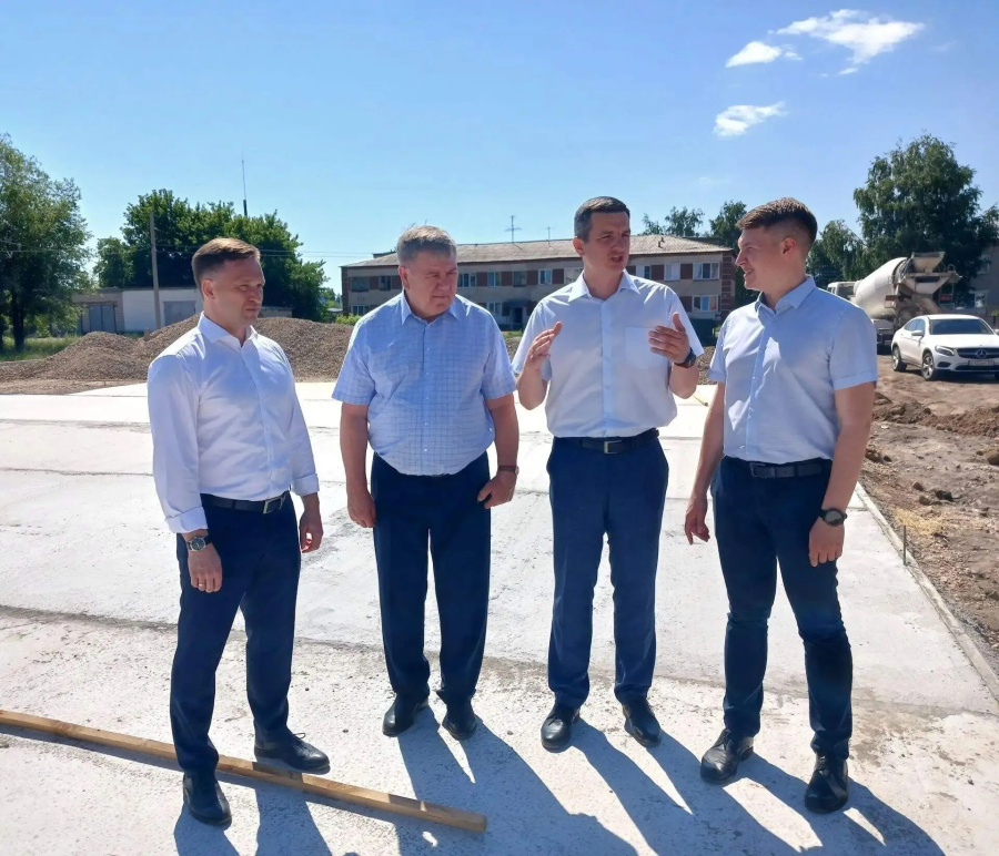 В ходе рабочего визита заместитель председателя АКЗС Денис Голобородько, депутат АКЗС Алексей Кривенко и учредитель благотворительного фонда «Мой Алтай» Антон Теслин побывали на месте строительства «Универсальной спортивной площадки»