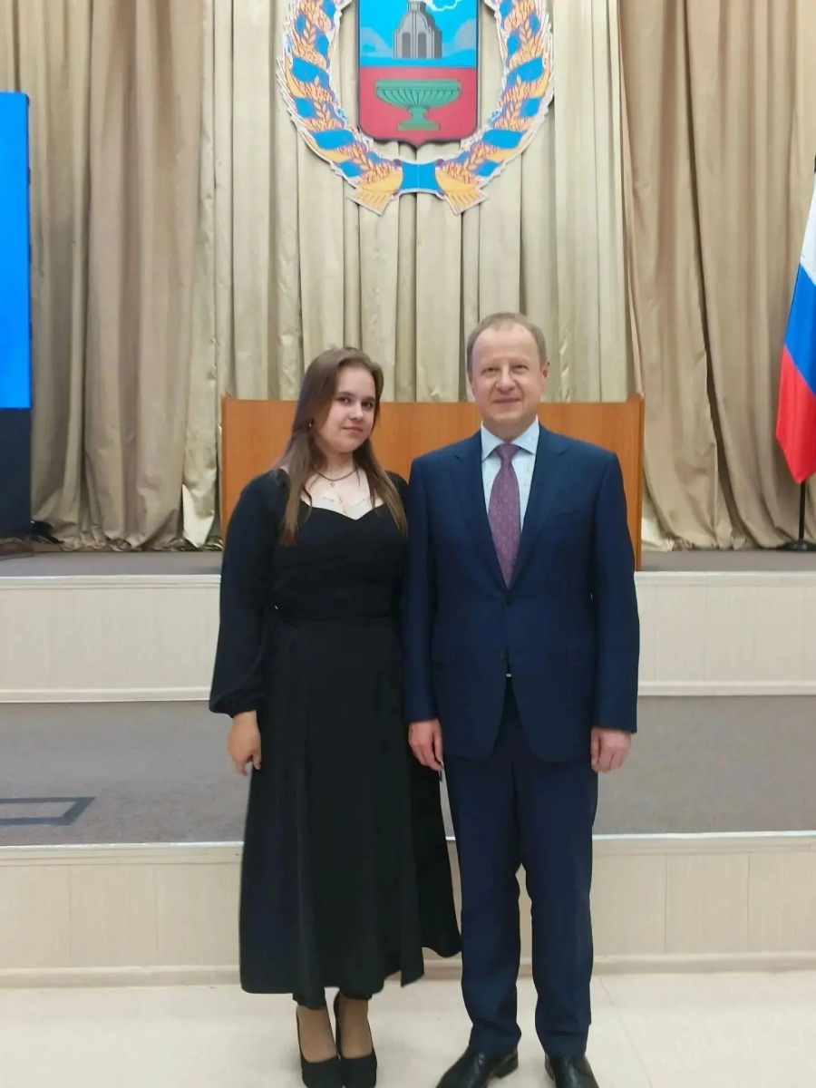 Гордимся выпускницей РСОШ № 1 Валерией Стрыжак, которая представила Родинский район во время встречи Губернатора Виктора Томенко с лучшими одиннадцатиклассниками региона