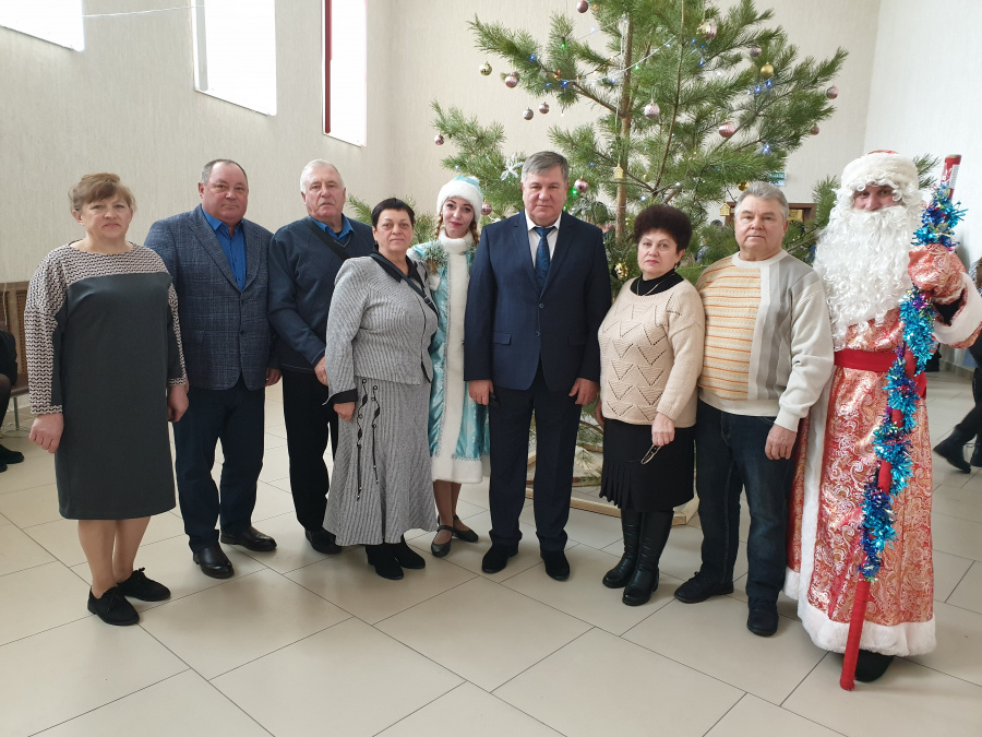 Накануне Нового года в районном Доме культуры состоялась встреча главы района Сергея Катаманова с семьями мобилизованных и военнослужащих, принимающих участие в специальной военной операции, и родителями погибших при выполнении воинского долга