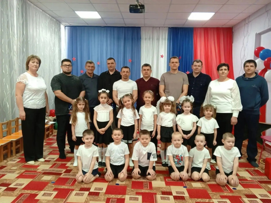 Уважаемые мужчины, поздравляем с Днём отца!