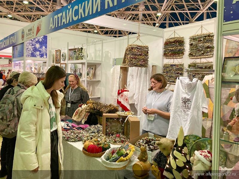 13 декабря, в Москве стартовала выставка-ярмарка народных художественных промыслов России «Ладья. Зимняя сказка – 2023». Необычные изделия представила в очередной раз Галина Фоменко из Родино. Завершится работа площадки 17 декабря. 13 декабря, в Москве стартовала выставка-ярмарка народных художественных промыслов России «Ладья. Зимняя сказка – 2023». Необычные изделия представила в очередной раз Галина Фоменко из Родино. Завершится работа площадки 17 декабря.