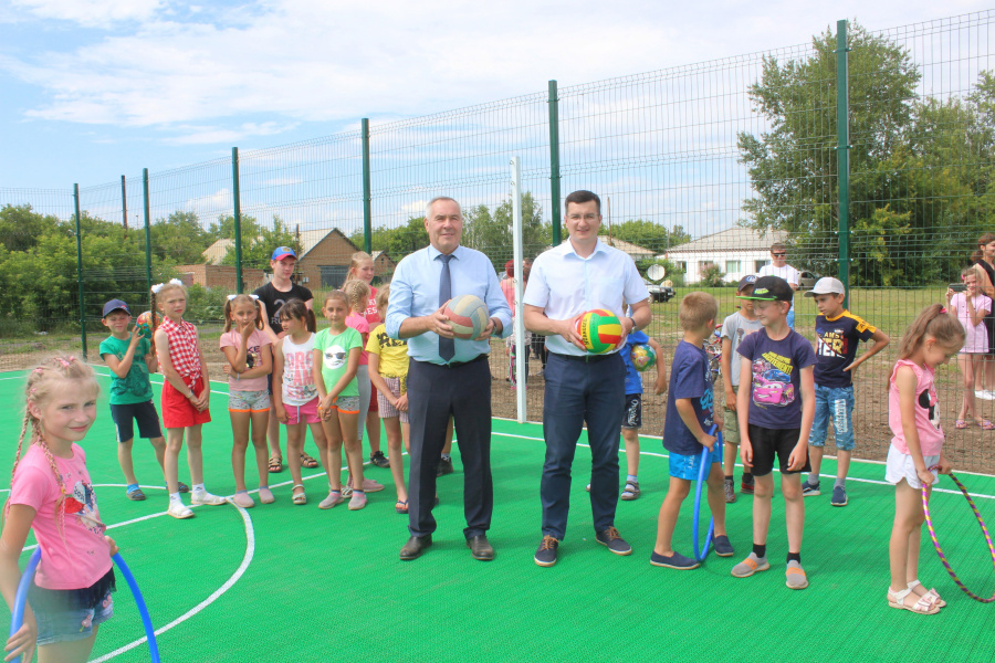 В селе Покровка Родинского района состоялось торжественное открытие универсальной спортивной площадки