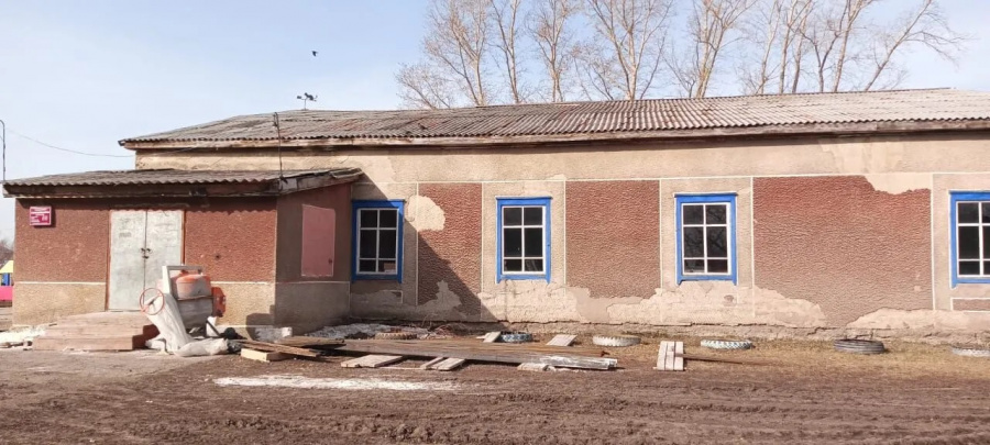 В рамках государственной программы Алтайского края «Развитие культуры Алтайского края», подрядная организация СУ-29 приступила к текущему ремонту сельского клуба в с. Зеленый Луг