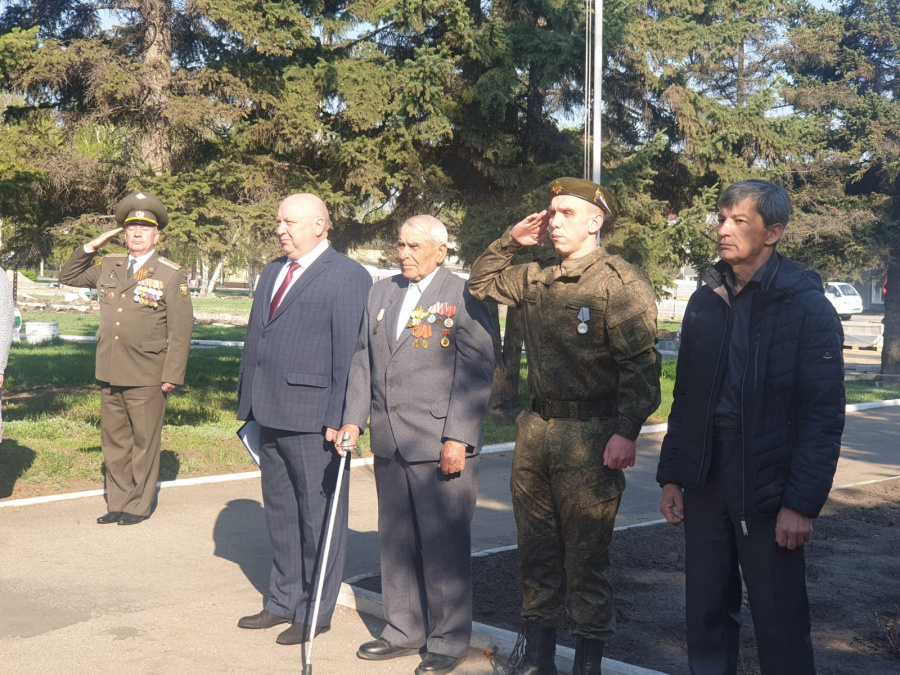 В Администрации Родинского района поднято Знамя Победы в честь 77-годовщины Великой Победы