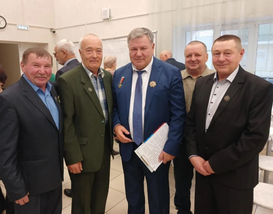 По сложившейся традиции в Администрации Родинского района в конце года проводятся поздравления-чествования разных категорий граждан