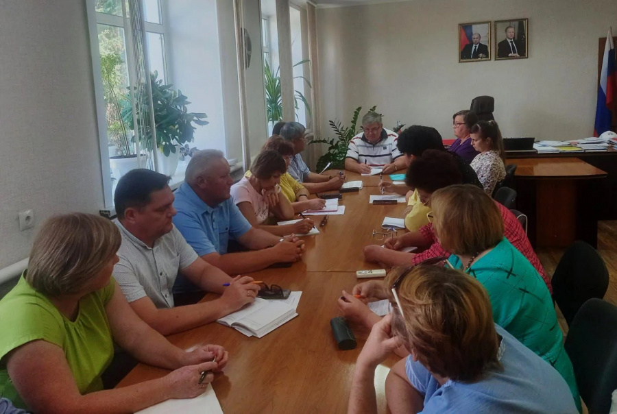 В Администрации Родинского района прошло совещание руководителей дошкольных и образовательных учреждений района по подготовке к новому отопительному сезону
