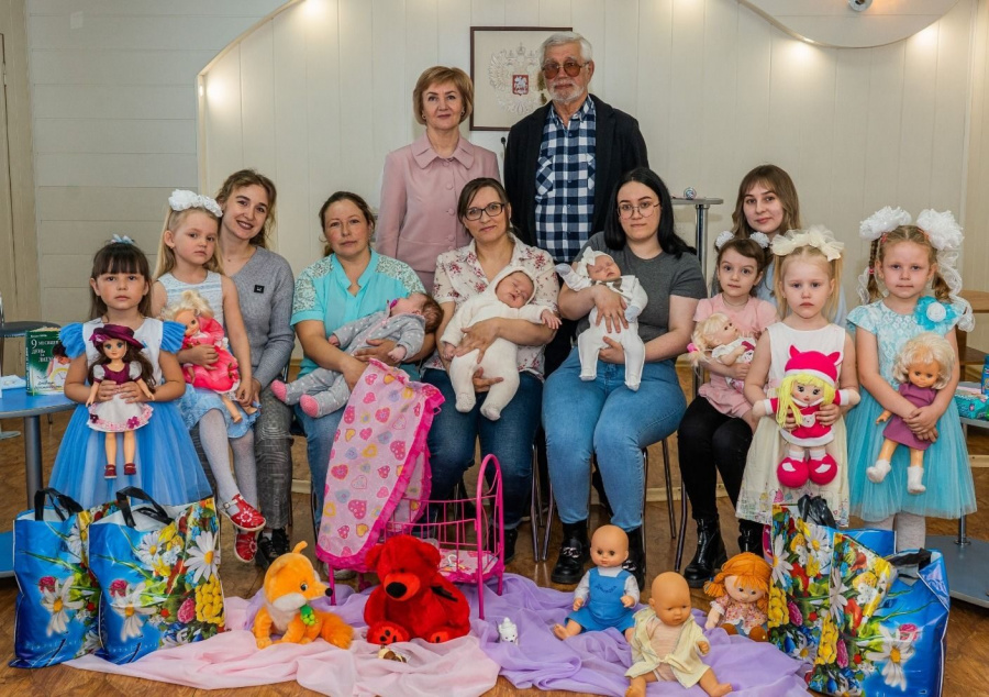 В 2023 году состоялось первое торжественное вручение подарков новорожденным  в Родинском секторе ЗАГС управления юстиции Алтайского края. 