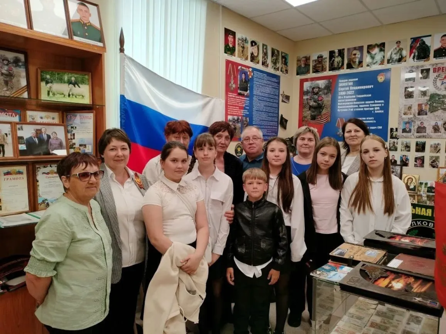 За каждой вещью, за каждой фотографией - история народа и отдельных людей