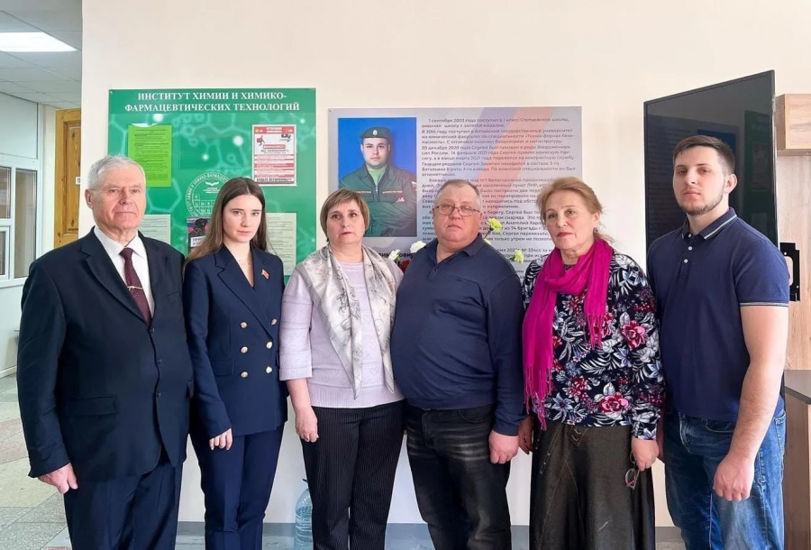 «Уходят лучшие сыны за Родину, за нас с тобой… И вместе с ним ушли мечты, но навсегда он стал ГЕРОЙ»…