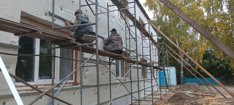 В центральной гостинице с. Родино продолжаются работы по капитальному ремонту здания и инженерных сетей. В центральной гостинице с. Родино продолжаются работы по капитальному ремонту здания и инженерных сетей.