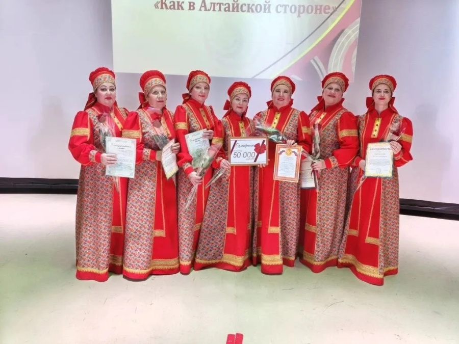 В день юбилея Заслуженному коллективу самодеятельного художественного творчества Алтайского края, народному хору «Родные просторы» из районного бюджета выделено 50 тысяч рублей на приобретение сценической обуви