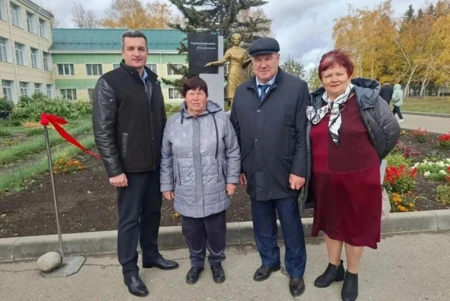 В честь тех, кто учил и учит, воспитывал и воспитывает, установили на территории второй школы  арт-объект  « Мудрый наставник».