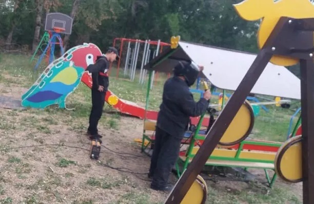 В летнее время детские площадки у ребят пользуются особой популярностью В летнее время детские площадки у ребят пользуются особой популярностью
