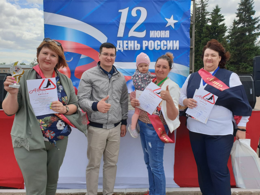 В праздничных мероприятиях ко Дню России приняли участие и взрослые, и дети В праздничных мероприятиях ко Дню России приняли участие и взрослые, и дети