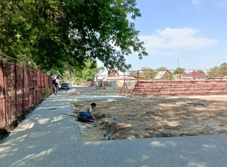 Продолжаются ремонтные работы на стадионе "УРОЖАЙ". Своевременная доставка и разгрузка необходимых материалов дают возможность качественно и в срок выполнить запланированное Продолжаются ремонтные работы на стадионе "УРОЖАЙ". Своевременная доставка и разгрузка необходимых материалов дают возможность качественно и в срок выполнить запланированное