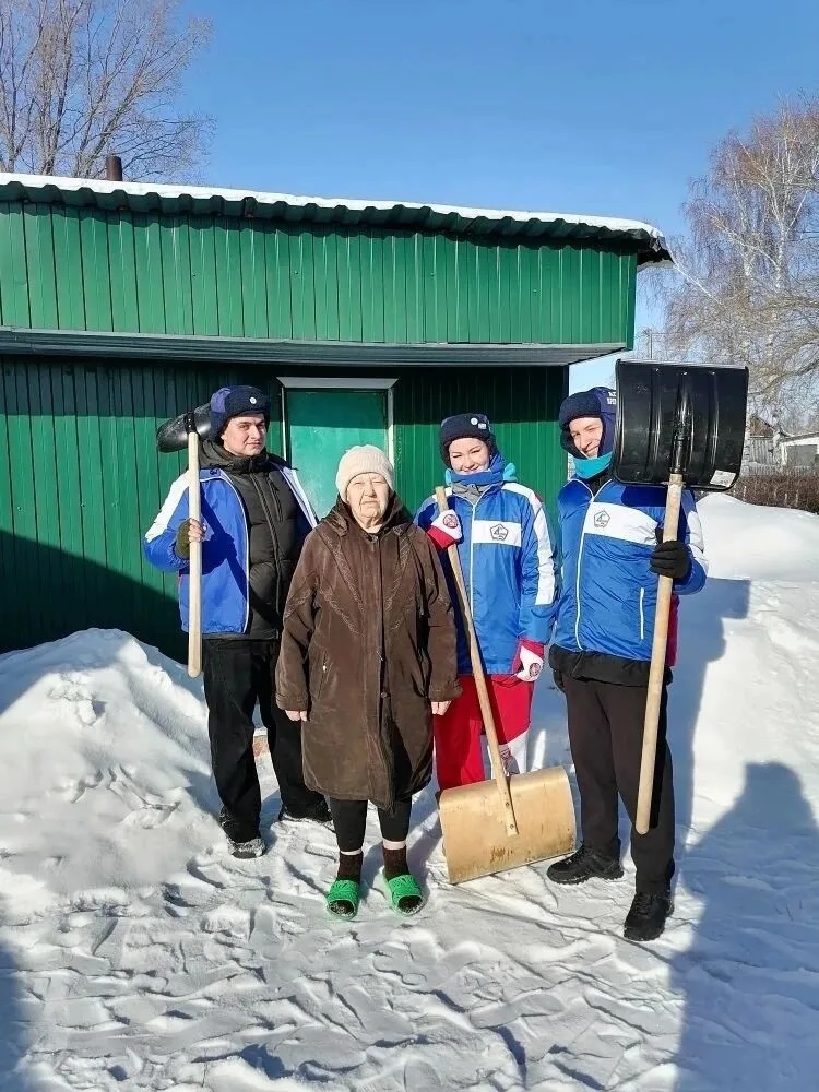 Снежный десант студенческого отряда «ВРЕМЯ» на территории сел Родинского района продолжает благородную миссию