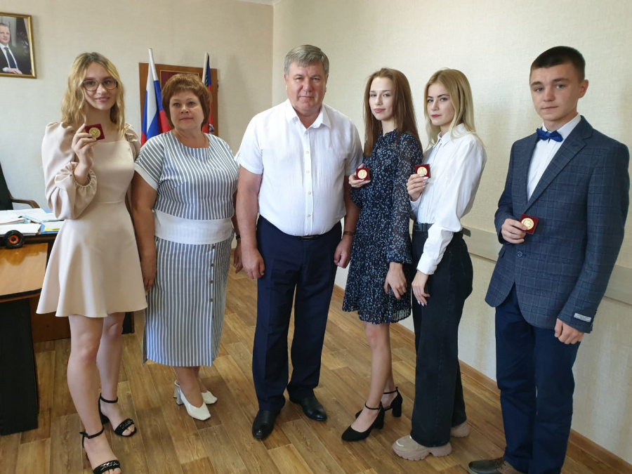 В администрации Родинского района прошла торжественная церемония вручения медалей "За успехи в учении" выпускникам школ
