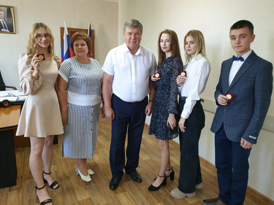 В администрации Родинского района прошла торжественная церемония вручения медалей "За успехи в учении" выпускникам школ В администрации Родинского района прошла торжественная церемония вручения медалей "За успехи в учении" выпускникам школ
