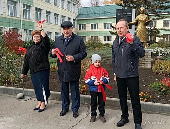 В честь тех, кто учил и учит, воспитывал и воспитывает, установили на территории второй школы  арт-объект  « Мудрый наставник».