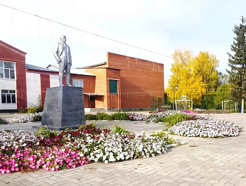 Отличный пример  благоустройства центральных площадей в летний период в Степном и Мирном.