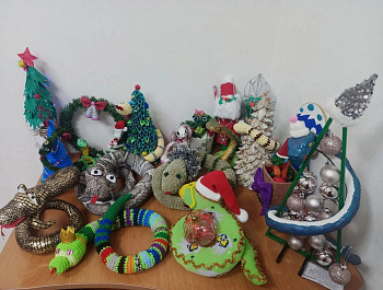 Накануне новогодних торжеств семьи Родинского района приняли участие в конкурсе декоративно-прикладного творчества «Символ года – 2025». Представлено более 180 работ