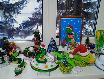 Накануне новогодних торжеств семьи Родинского района приняли участие в конкурсе декоративно-прикладного творчества «Символ года – 2025». Представлено более 180 работ