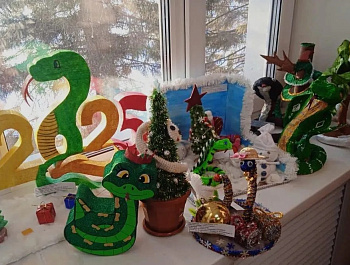 Накануне новогодних торжеств семьи Родинского района приняли участие в конкурсе декоративно-прикладного творчества «Символ года – 2025». Представлено более 180 работ