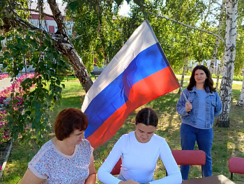 На территории муниципалитета прошли акция, мастер - класс, викторина, посвященные Дню государственного флага РФ. 