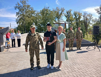 На торжественном открытии «Аллея Памяти» в п. Мирный состоялась церемония вручения государственных наград