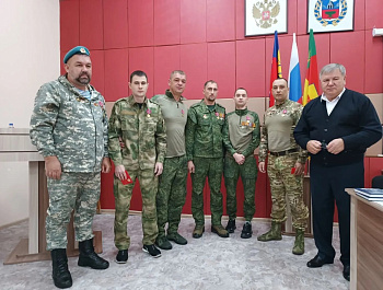 Защитники, ежедневно с оружием в руках отстаивают общие ценности, проявляя мужество и героизм