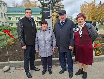 В честь тех, кто учил и учит, воспитывал и воспитывает, установили на территории второй школы  арт-объект  « Мудрый наставник».