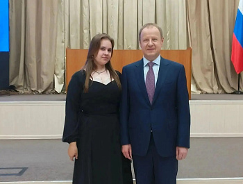 Гордимся выпускницей РСОШ № 1 Валерией Стрыжак, которая представила Родинский район во время встречи Губернатора Виктора Томенко с лучшими одиннадцатиклассниками региона