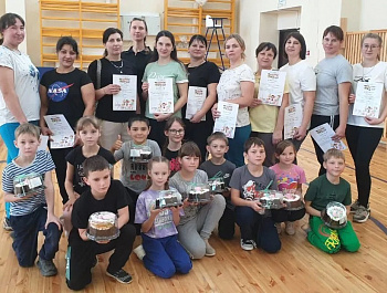 В «Маминых стартах» в канун праздника участвовали 28 семей из Мирненского, Зеленолуговского, Степновского, Центрального, Кочкинского, Родинского сельсоветов.