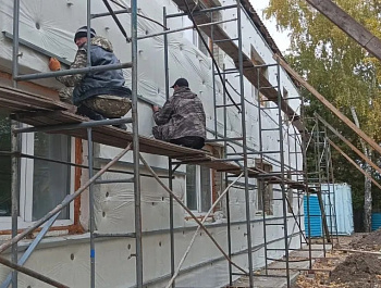 В центральной гостинице с. Родино продолжаются работы по капитальному ремонту здания и инженерных сетей.