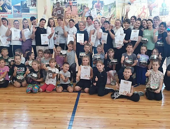 В «Маминых стартах» в канун праздника участвовали 28 семей из Мирненского, Зеленолуговского, Степновского, Центрального, Кочкинского, Родинского сельсоветов.